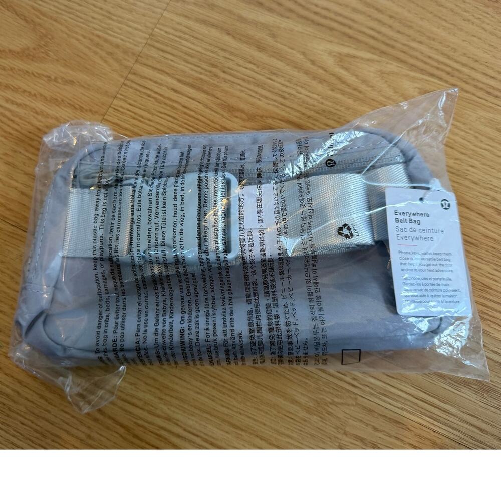 New with Tags Lululemon Grey Belt Bag - Picture 8 of 8